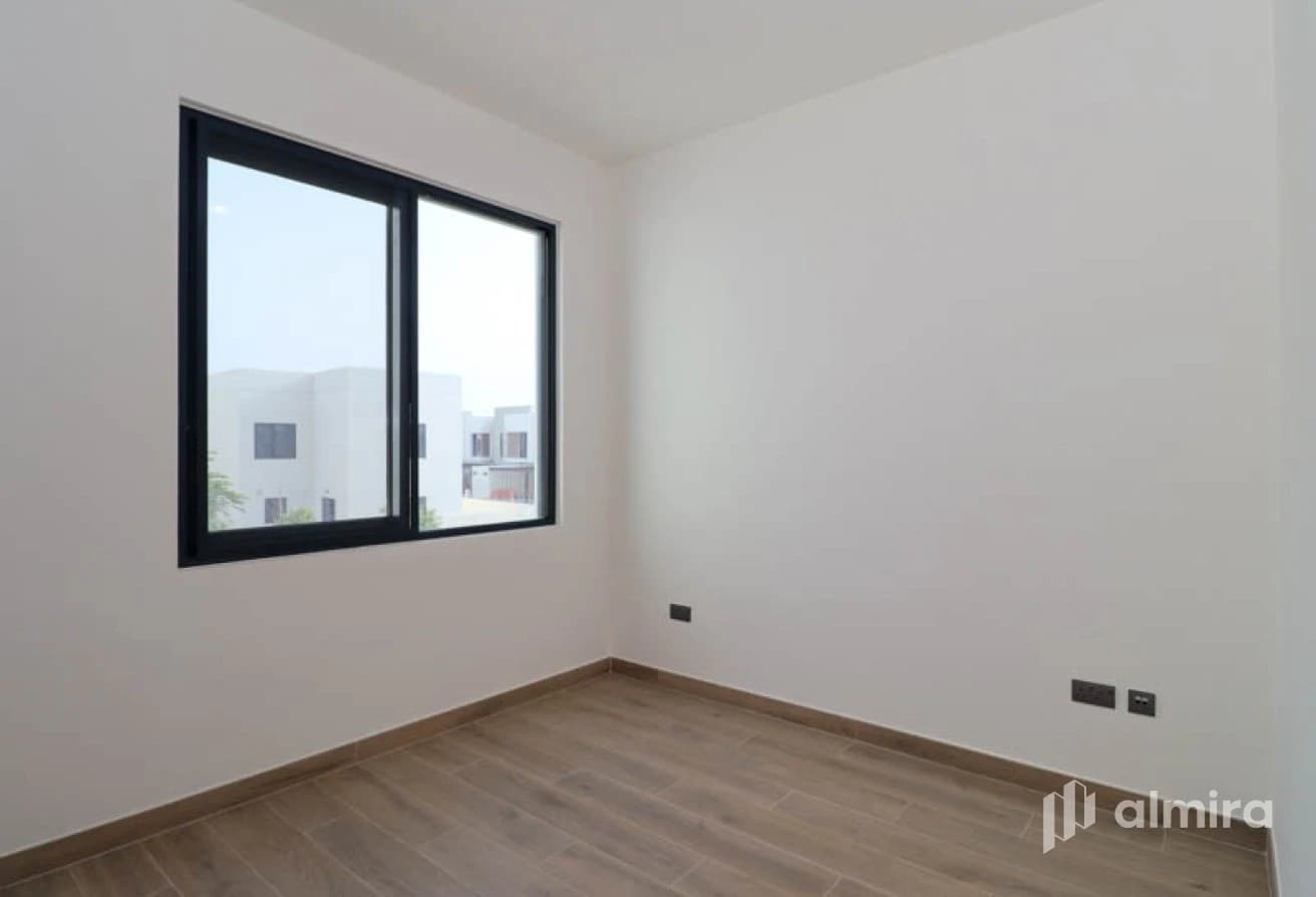 Single Row | Corner Unit | Direct to the Pool